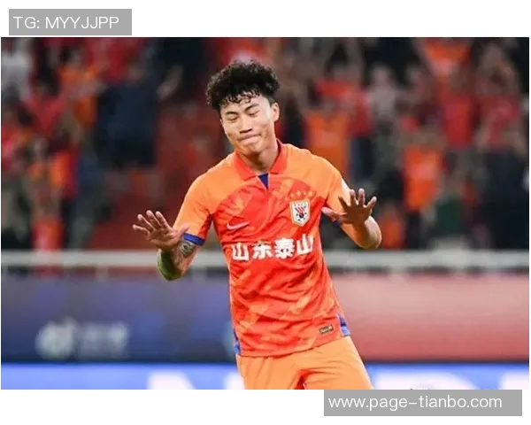 泰山队第72分钟进攻失误谢文能传中直接飞出底线引发球迷失望